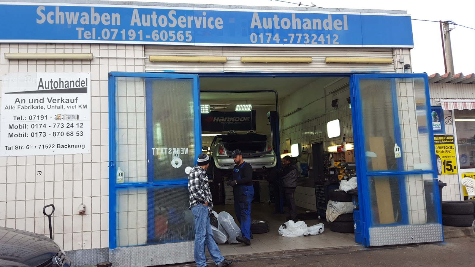 Werkstatt von Schwaben Autoservice in Backnang, Mechaniker bei der Arbeit an einem Fahrzeug auf der Hebebühne