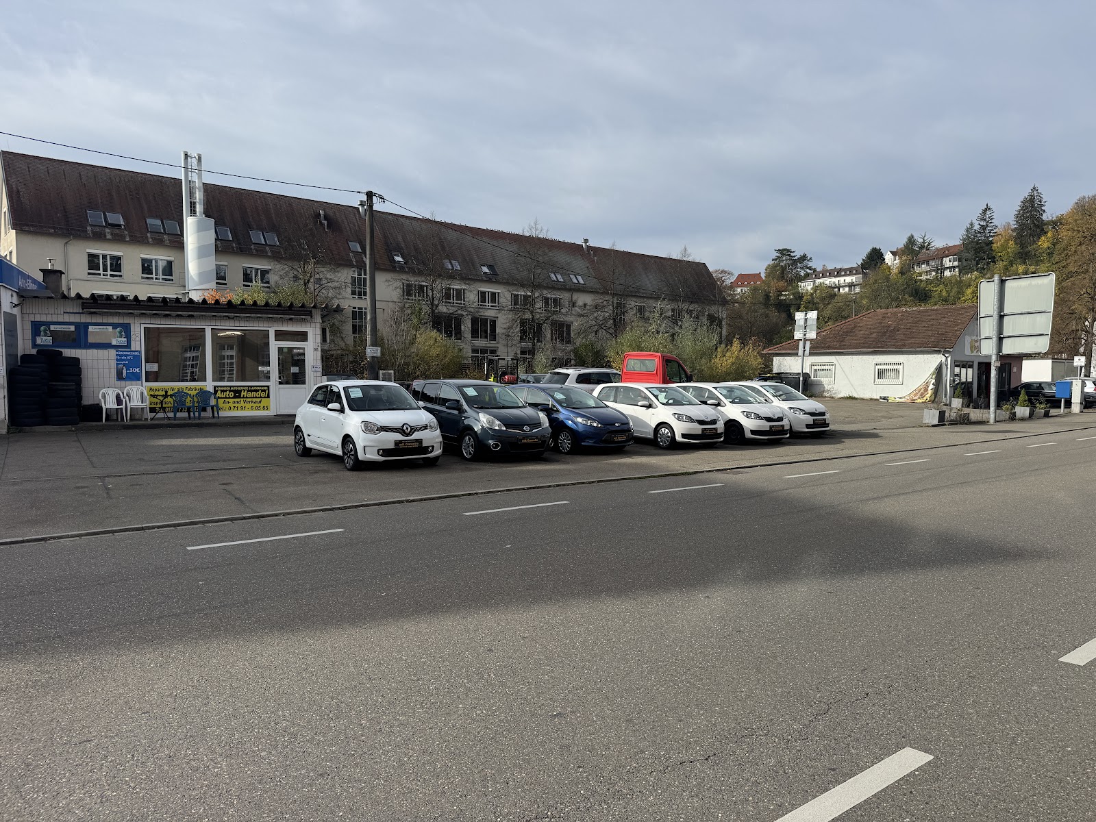 Gebrauchtwagen-Bestand von Schwaben Autoservice Backnang vor der Werkstatt
